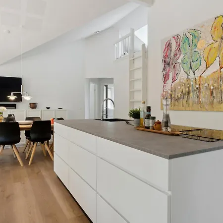 4 Bedroom Stunning In Vakantiehuis Neksø